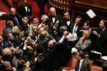Una rissa in parlamento tipica della seconda Repubblica